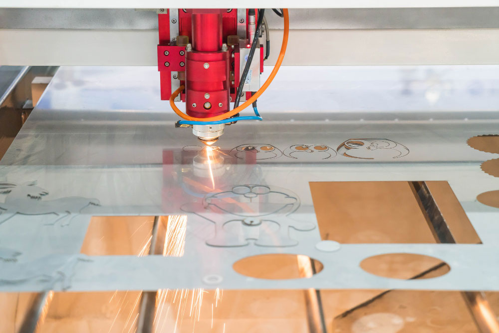 Máquina de corte y grabado láser en el taller